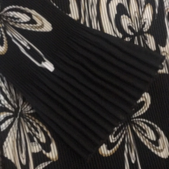 Pleated blouse with bell sleeves - Picture 5 of 8